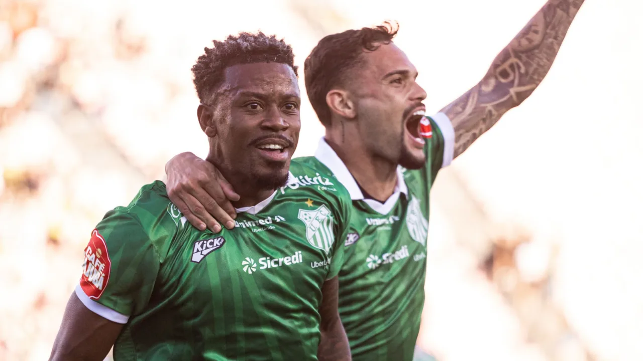 Marcos Calazans e Pablo Thomaz comemorando gol do Uberlândia