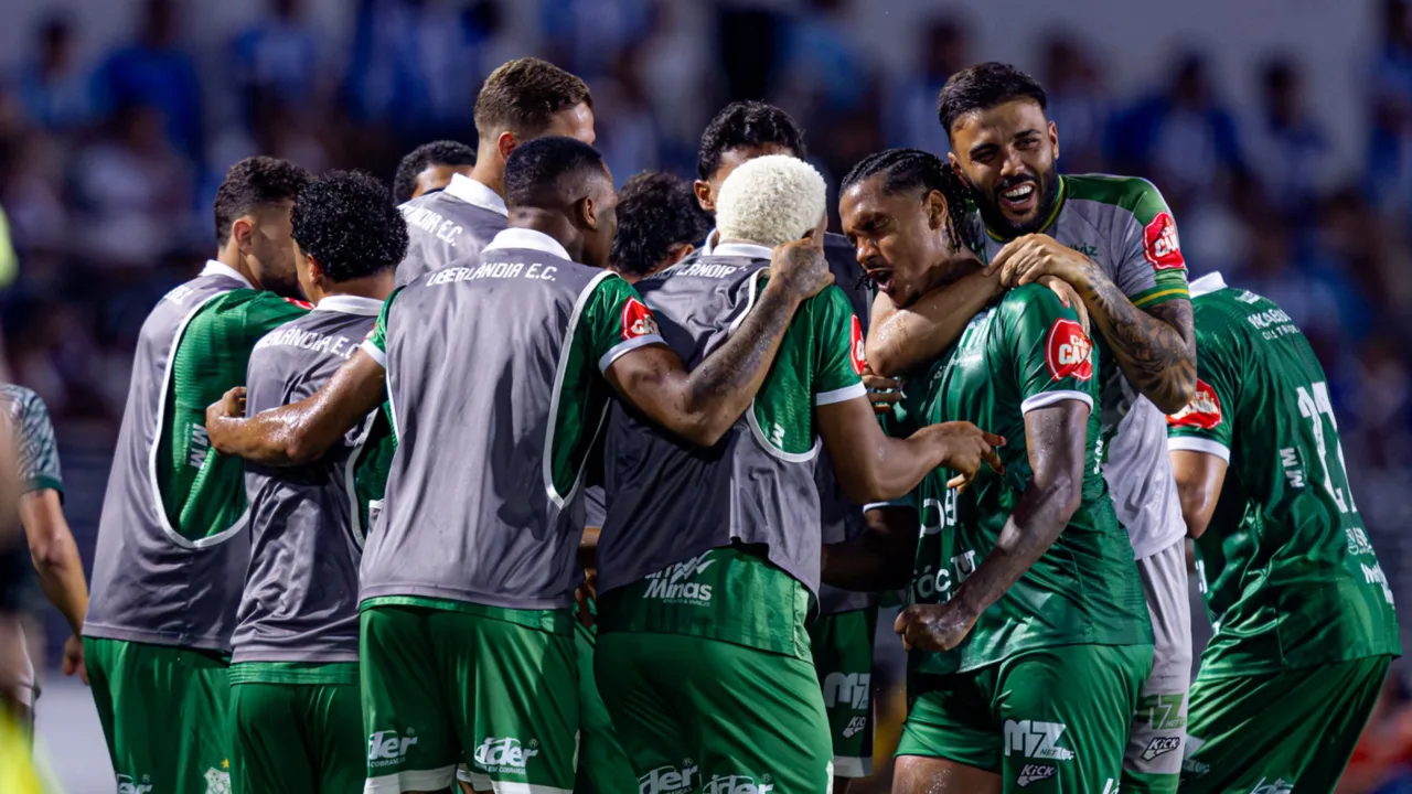 Time do Uberlândia comemorando gol