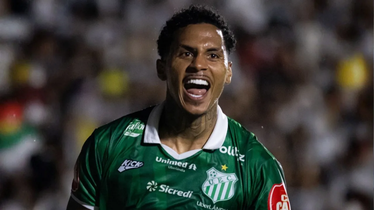 Da Silva, comemorando gol do Uberlândia