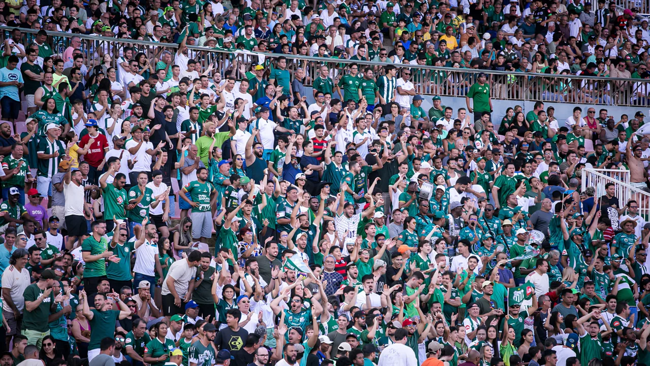 Torcida do Uberlândia na arquibancada especial