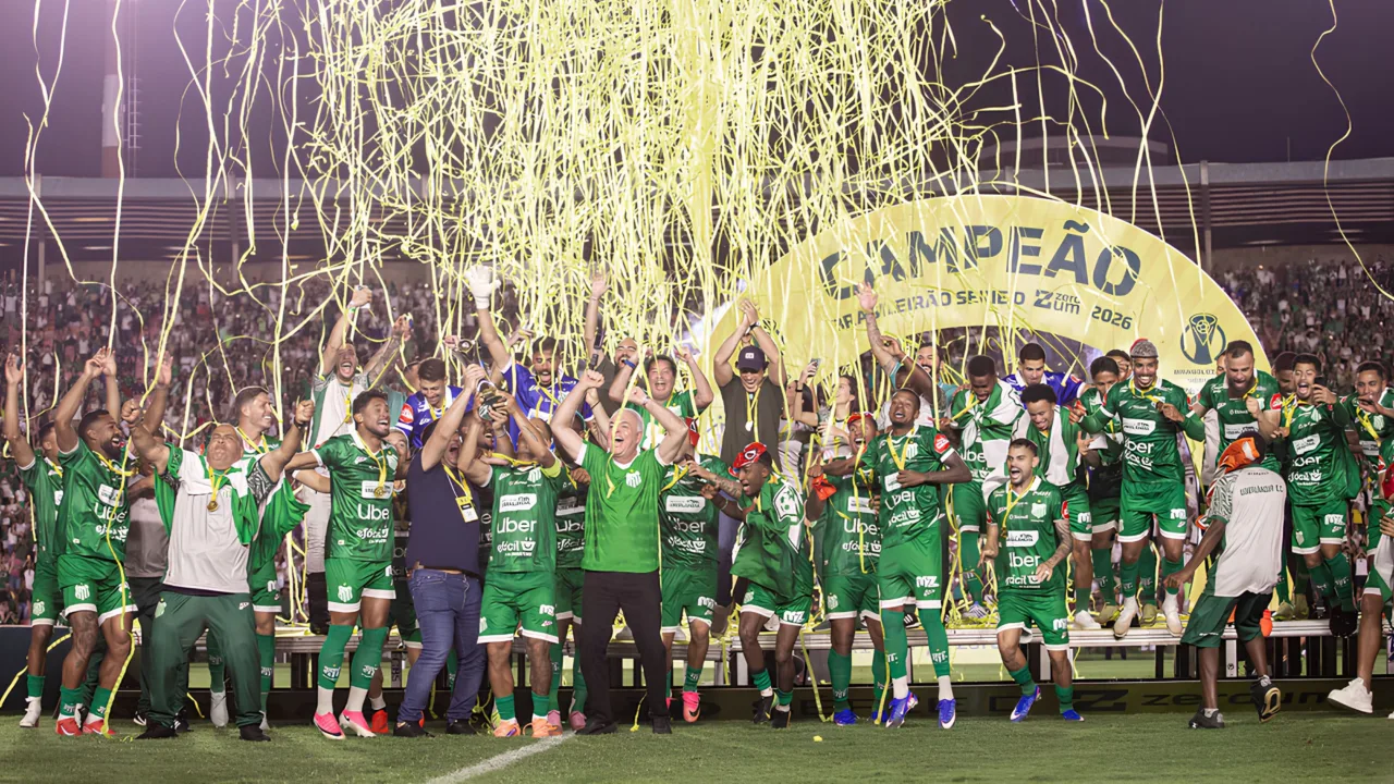 Time do Uberlândia comemorando o título da Série D